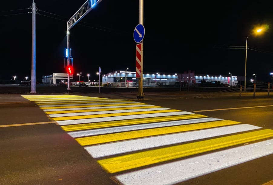 На региональных дорогах Оренбургской области впервые появились проекционные пешеходные переходы